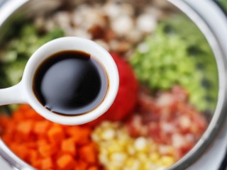 8、爆红网络的一个番茄饭,2勺生抽。