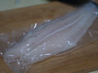 3、日常健身餐减肥餐营养便当,龙利鱼一条。提供蛋白质。替代品有鸡蛋白，虾仁，鸡胸肉，牛肉。推荐龙利鱼和虾仁，最好处理，白水煮也好吃。