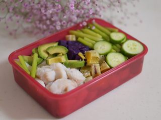 10、日常健身餐减肥餐营养便当,最后把这些东西都码在上层，放在冰箱。第二天到公司后，放公司冰箱。中午吃，一点也不会变质，只会惊艳办公室。