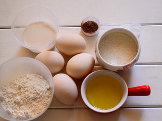 1、奶牛蛋糕卷,准备材料。