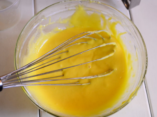 6、奶牛蛋糕卷,搅拌均匀。