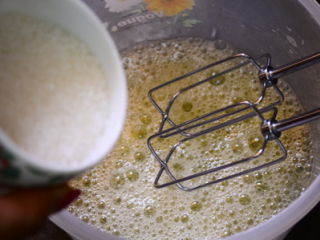 7、奶牛蛋糕卷,蛋白分三次加入细砂糖打发。蛋白碗中加入几滴白醋，高速几秒打到大气泡加入3分1细砂糖。