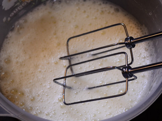 8、奶牛蛋糕卷,继续搅打到蛋白开始变浓稠，呈较粗泡沫时，再加入1/3糖。