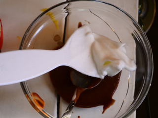 14、奶牛蛋糕卷,再加入蛋白搅拌均匀。