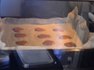 16、奶牛蛋糕卷,放入提前预热的烤箱烤一分钟后定型取出。