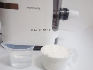 1、牛肉面这样做好吃又方便,1、 准备135ml水 2杯面粉大概200g