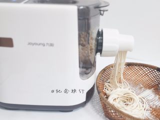 6、牛肉面这样做好吃又方便,九阳面条机三分钟就出面又快又省心,面条根根分明,撒一点点粉 其实水分合适不撒也没什么关系,面条机是下出面不容易黏连