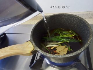 8、牛肉面这样做好吃又方便,老抽2大勺、生抽两大勺、料酒1勺、红糖一小勺、葱一捆倒上适量水