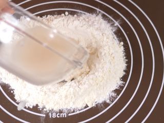 5、宝宝奶香小馒头 大人孩子都爱吃,将面粉和奶粉混合，慢慢倒入酵母水（在中间挖出一个小坑，先少量倒入）