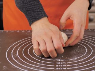 8、宝宝奶香小馒头 大人孩子都爱吃,松弛好的面团，会感觉软了一些，继续充分揉面，揉到光滑没有气泡。