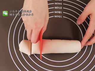 11、宝宝奶香小馒头 大人孩子都爱吃,切成小段，用手稍稍整形。