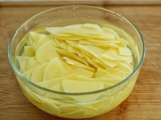 3、凉拌香辣土豆片,用清水冲洗掉表面淀粉浸泡备用
