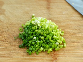 4、凉拌香辣土豆片,小葱切葱花