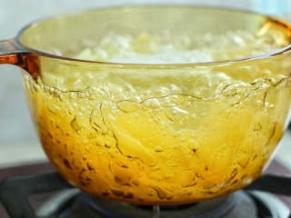 5、凉拌香辣土豆片,锅中烧开水放入土豆片煮熟，具体时间根据土豆片的薄厚决定，不要煮烂了