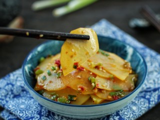 14、凉拌香辣土豆片,香辣美味的凉拌土豆片就做好了，放置一段时间后更入味儿