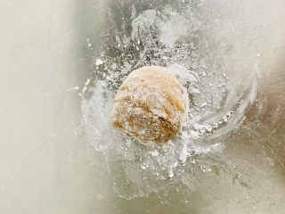 4、脏脏珍珠奶茶,将木薯糊倒在案板上,再将剩余的100木薯粉一点一点的全部揉进面团。