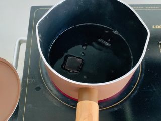 12、脏脏珍珠奶茶,锅中再次倒入60克的水、40克的黑糖,中小火融化。这里注意,不要用太大的火,防止水分蒸发,糖结晶。