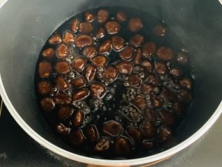 15、脏脏珍珠奶茶,珍珠倒入后,要不停的翻拌让珍珠均匀吸收糖浆关火