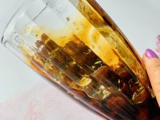 16、脏脏珍珠奶茶,做好的珍珠糖,倒入杯中,杯子倾斜45度角转动杯子让糖浆挂在杯壁上。