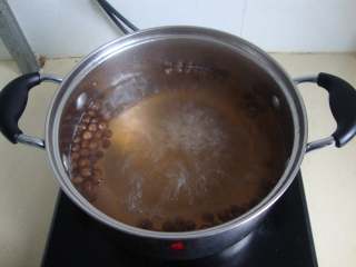 1、粉圆甜品,水开下珍珠煮15分钟