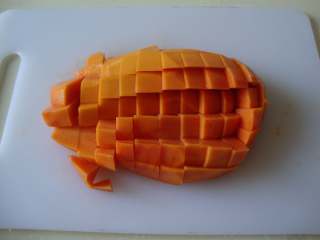 4、粉圆甜品,木瓜去皮去籽切成小块