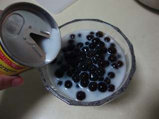 6、粉圆甜品,倒入椰汁