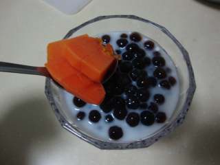 7、粉圆甜品,撒上木瓜即可