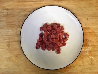 4、超满足便当（15）,牛排切成牛肉粒 备用