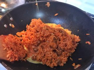 14、超满足便当（15）,倒入鸡蛋液 小小凝固一下 再翻炒一下 即可出锅