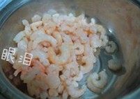 2、意式虾仁玉米粥,培根切条，番茄切小丁，虾仁洗净去掉虾线，蒜切碎