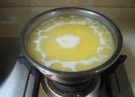 3、意式虾仁玉米粥,玉米粥煮大约10多分钟后，放入适量的帕玛森奶酪和盐调味