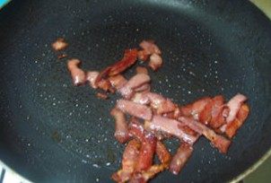 5、意式虾仁玉米粥,培根放入锅中稍煎片刻，将培根煎香。然后盛出备用