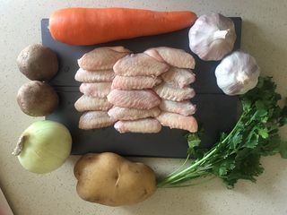 1、什蔬蒜香鸡翅,准备食材
