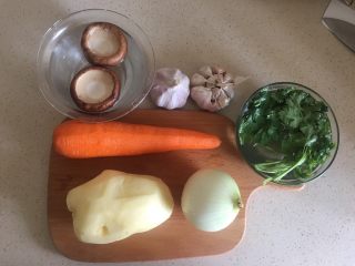 3、什蔬蒜香鸡翅,萝卜 土豆 洋葱 去皮 ,香菜去根 泡在水里,蘑菇去根泡水洗净