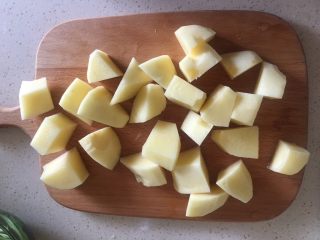 4、什蔬蒜香鸡翅,土豆切小块