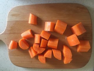 5、什蔬蒜香鸡翅,萝卜切小块