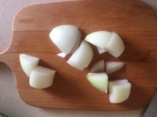 6、什蔬蒜香鸡翅,洋葱切小块