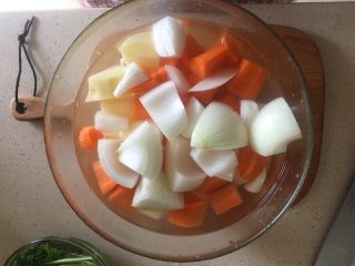 7、什蔬蒜香鸡翅,放入容器内 可以放些水 防止土豆氧化