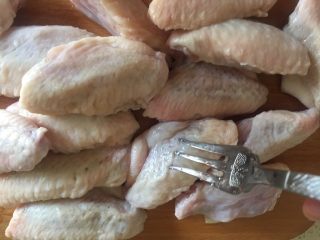 8、什蔬蒜香鸡翅,用叉子在鸡翅上扎眼 对 学容嬷嬷,扎扎扎……反正面的扎……有木有听见鸡翅在喊 十三阿哥啊………