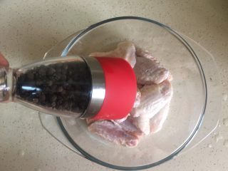 10、什蔬蒜香鸡翅,在撒上少许黑胡椒粉