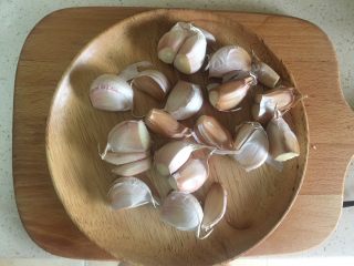 17、什蔬蒜香鸡翅,蒜切掉根部 去外皮(留最后一层蒜皮)