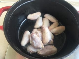 19、什蔬蒜香鸡翅,放入鸡翅翻炒