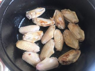 20、什蔬蒜香鸡翅,两面金黄后捞出备用