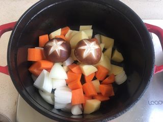 21、什蔬蒜香鸡翅,蔬菜沥干水分放入锅内翻炒(小火)