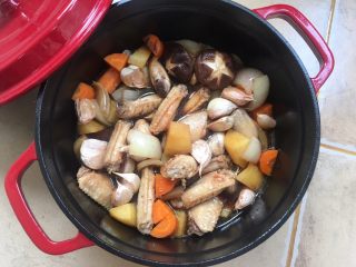 27、什蔬蒜香鸡翅,20分钟后 拿出来 用筷子把鸡翅翻面(小心烫手)