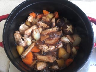 30、什蔬蒜香鸡翅,出锅后酱汁还是很多,上煤气灶中火收汁(不用收太多)。然后关火 盖上盖子焖一阵儿,让食材充分吸收味道。