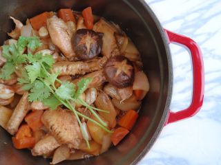 32、什蔬蒜香鸡翅,不用放盐 味道正好 配上气泡白葡萄酒,放入冰块。土豆萝卜就是主食,荤素搭配,营养好吃。