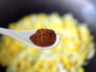 4、韭菜鸡蛋虾皮饺子,加入花椒粉