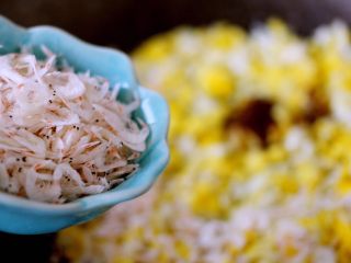 5、韭菜鸡蛋虾皮饺子,加入虾皮