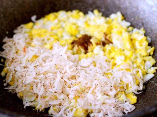 6、韭菜鸡蛋虾皮饺子,再加入适量的盐和鸡精调味